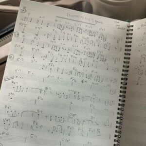 Lee Jin-ah Instagram - 담주 공연때 전시 소품으로 악보 챙기다가 발견한 내일 나오는 노래 악보..! 오호 날짜까지 적어 놓았네🖤D-1 원래 제목이 저거였구나.. 제목은 바뀌었어요🎄🤍오 뒷부분도 바뀌었구나✨😆