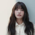 Lee Jin-ah Instagram - 지붕 위에 올라가 도시의 건물들을 구경했던 날 ! @luxuryeditors 🤍 멋진 사진과 편안하고 좋은 인터뷰 감사합니다 🥹 Guest Editor 이기원 Photograper 박용빈