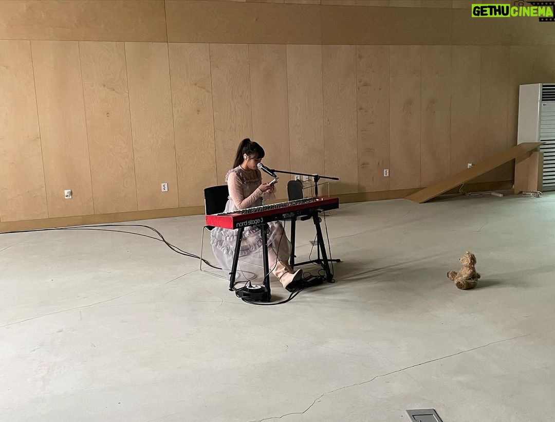 Lee Jin-ah Instagram - 뮤비촬영으로 고생한 곰돌이를 케어 해주는 ASMR 영상이 올라오고 말았어요 헤헤 놀러와주세요✨🎵( 지언 정찬 배우님이 더 고생 ㅠㅠ 하셨어요ㅜㅡㅎㅎ)