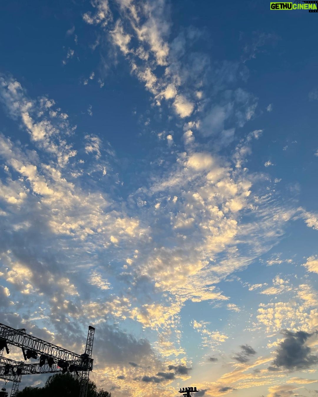 Lee Jin-ah Instagram - 그날의 멋졌던 하늘 ☁️☁️☁️이제 곧 단독 공연도 얼마 안남았네 잘 해보쟈🎸