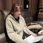 Lee Jin-ah Instagram - D-2 몇년전 만들어 은이숙이 언니에게 선물로 드렸던 크리스마스노래가 올해 겨울 드디어 나오게 되었어요 🧑‍🎄🤶🧑‍🎄🎄조금 있으면 나오는데 기다려줄수 있어요? 🧸 @vivotv @saru337 @4000man_ The Christmas song that I made a few years ago and gave as a gift to my favorite sisters is finally coming out this winter. It‘s coming out in 2 days. Please wait🤍