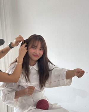 Lee Jin-ah Instagram - 앨범때 찍은 사진들 좀 올려 보겠어 🐻‍❄️ 
녹음이 다 끝나기도 전에 사진 먼저 찍은 적은 처음이었다 🧸✨ 막판에 저 하얀 원피스를 입구선 그제서야 편안해져서 웃음이 많이 나왔었던 기억⭐️ ㅎㅎㅎ #비하인드컷#albumphoto