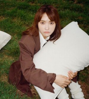 Lee Jin-ah Instagram - 짜자잔!!💕💕💕💕💕🥲🥲
드디어 앨범이 나왔어요🩵

앨범을 완성 하기까지
함께 해준 분들 한명 한명 생각이 나는데요

항상 음악에 대해 진지하게 몰두하고 맑은 마음을 가지고 있는 광현이 @an.gwang.hyeon 
그리고 꽤 많은 작업을 같이 함께 한 사이먼 @simonpetren 
확실한 발매 일정 없이 단순히 재밌어서 만나 만들었던 Mystery Village 우리가 이번에도 또 해냈다 ! 
만날때마다 업텐션! 신나는 에너지를 선물해주는 존경하는 동생 문치 ! @moongch 
괜히 만나서 밥 먹고싶고 이야기 나누고 싶은 사랑스러운 편곡,연주 성준오빠 @greenct100 영호오빠  @young_ho_yang 그리고 정말 멋진 콘트라 연주해서 귀호강 시켜준 창민오빠 @changmin.jun 
옆방에서 맨날 멋진 연습하고 있는 성태오빠의 @sungtae_jp 애정 가득한  편곡 
베이쓰 8개는 넘게 골라서 신중하게 녹음해준 종우오빠 @pj_no_treble , 시크해 보여도 나름 나를 좋아하는 주영이 @dr_juyoung 의 멋진 연주 
 공연 보고 한번 꼭 같이 해보고 싶었던  드러머 주찬선배님 @imjoochan 
들을때마다 놀라는 기타연주를 하는 성일이 그리고 넘 든든하고 멋진 연주해준 민석이 @msgonyourside 
가사 함께 만들어준 천사 제하 @i_am_jeha_ 와 만나면 기분좋은 민수 @ineed_water 와 연수 @whabi_saabi 빛나는 코러스까지 함께 만들어준 들레 @deulrejang 
피처링 까지 해준 넘 귀엽고 똑똑한 내친구 성은이 @interstellajang ,아름다운 마음을 가진 새라 @sarahkangmusic 그리고 넘 멋진 연주해주신 진호 @jinho_hong 님 그리고 
저의 작고 소중한 노래 함께 해주신 효리 @lee_hyolee ,상순 선배님 @sangsoonsangsoon 
성진오빠 스트링도 넘 고맙구 :) @jazzsungjin 
스트링 녹음해주신 김상은,백나영,정윤정,최창원, 주지현 님 
수고 많으셨습니다 너무너무 고마워요

10곡이나 믹스를 해준 승남이 오빠와 @zseungnam 밝은 에너지로 맨날 힘주는 소윤이 @sssssssoyun_ 청무님 @midknight688 과 마스터의 권남우 엔지니어님 @kwonnamwoo ㅜㅜ감사합니다 

이쁜 사진 찍어준 리애언니와 @rie_rabbit 멋진 뮤비 만들어주신 상덕 감독님 
세심하게 디자인 해준 은지
우리 안테나 가족분들도 모두모두 한분도 빠짐없이 감사합니다 :)
희열대표님과 고생해준 다혜언니 @evelynfornobody 영서  @two_another_ 수연 , 기원 팀장님 과 열심히 달려준 이뿐 혜원이 매니저 은지 고마워요!  또 안보이는 곳에서 도와주신 모든 분들 감사합니다🤍

기다려주신 팬 여러분 정말 감사드려요🤍사랑합니다💕