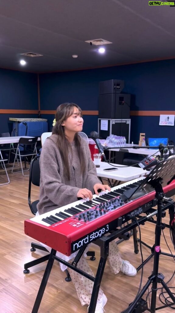 Lee Jin-ah Instagram - 유일하게 피아노를 실컷 칠수 있는 노래😋...?? #yumyumyum