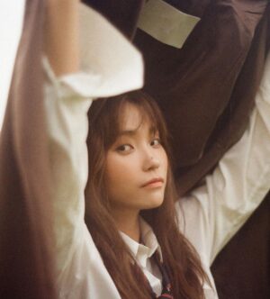 Lee Jin-ah Instagram - 짜자잔!!💕💕💕💕💕🥲🥲
드디어 앨범이 나왔어요🩵

앨범을 완성 하기까지
함께 해준 분들 한명 한명 생각이 나는데요

항상 음악에 대해 진지하게 몰두하고 맑은 마음을 가지고 있는 광현이 @an.gwang.hyeon 
그리고 꽤 많은 작업을 같이 함께 한 사이먼 @simonpetren 
확실한 발매 일정 없이 단순히 재밌어서 만나 만들었던 Mystery Village 우리가 이번에도 또 해냈다 ! 
만날때마다 업텐션! 신나는 에너지를 선물해주는 존경하는 동생 문치 ! @moongch 
괜히 만나서 밥 먹고싶고 이야기 나누고 싶은 사랑스러운 편곡,연주 성준오빠 @greenct100 영호오빠  @young_ho_yang 그리고 정말 멋진 콘트라 연주해서 귀호강 시켜준 창민오빠 @changmin.jun 
옆방에서 맨날 멋진 연습하고 있는 성태오빠의 @sungtae_jp 애정 가득한  편곡 
베이쓰 8개는 넘게 골라서 신중하게 녹음해준 종우오빠 @pj_no_treble , 시크해 보여도 나름 나를 좋아하는 주영이 @dr_juyoung 의 멋진 연주 
 공연 보고 한번 꼭 같이 해보고 싶었던  드러머 주찬선배님 @imjoochan 
들을때마다 놀라는 기타연주를 하는 성일이 그리고 넘 든든하고 멋진 연주해준 민석이 @msgonyourside 
가사 함께 만들어준 천사 제하 @i_am_jeha_ 와 만나면 기분좋은 민수 @ineed_water 와 연수 @whabi_saabi 빛나는 코러스까지 함께 만들어준 들레 @deulrejang 
피처링 까지 해준 넘 귀엽고 똑똑한 내친구 성은이 @interstellajang ,아름다운 마음을 가진 새라 @sarahkangmusic 그리고 넘 멋진 연주해주신 진호 @jinho_hong 님 그리고 
저의 작고 소중한 노래 함께 해주신 효리 @lee_hyolee ,상순 선배님 @sangsoonsangsoon 
성진오빠 스트링도 넘 고맙구 :) @jazzsungjin 
스트링 녹음해주신 김상은,백나영,정윤정,최창원, 주지현 님 
수고 많으셨습니다 너무너무 고마워요

10곡이나 믹스를 해준 승남이 오빠와 @zseungnam 밝은 에너지로 맨날 힘주는 소윤이 @sssssssoyun_ 청무님 @midknight688 과 마스터의 권남우 엔지니어님 @kwonnamwoo ㅜㅜ감사합니다 

이쁜 사진 찍어준 리애언니와 @rie_rabbit 멋진 뮤비 만들어주신 상덕 감독님 
세심하게 디자인 해준 은지
우리 안테나 가족분들도 모두모두 한분도 빠짐없이 감사합니다 :)
희열대표님과 고생해준 다혜언니 @evelynfornobody 영서  @two_another_ 수연 , 기원 팀장님 과 열심히 달려준 이뿐 혜원이 매니저 은지 고마워요!  또 안보이는 곳에서 도와주신 모든 분들 감사합니다🤍

기다려주신 팬 여러분 정말 감사드려요🤍사랑합니다💕
