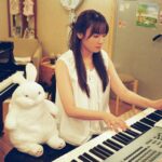 Lee Jin-ah Instagram - AROUND vol.90 매거진에 인터뷰가 실렸어요 호호 마음이 담긴 좋은 이야기와 좋은 사진 찍어주셔서 감사합니다 🐰편하게 이야기 할수 있었던 하루 📚📒✏️ Photo Hae Ran 에디터 이주연