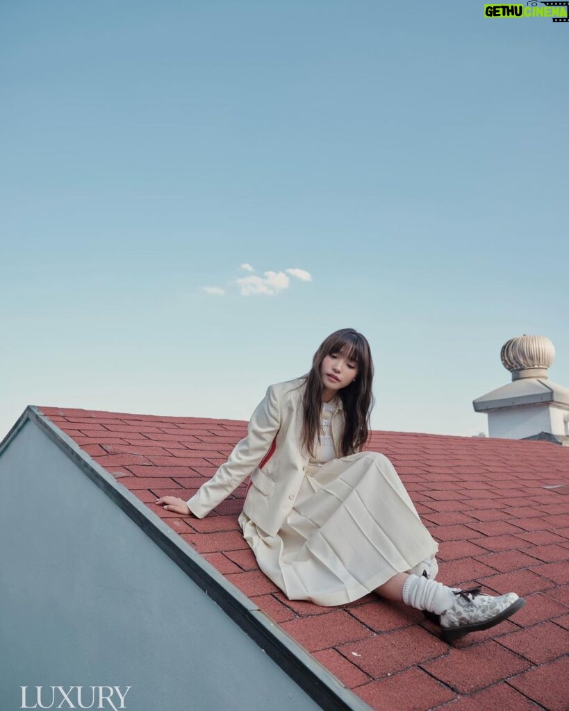 Lee Jin-ah Instagram - 지붕 위에 올라가 도시의 건물들을 구경했던 날 ! @luxuryeditors 🤍 멋진 사진과 편안하고 좋은 인터뷰 감사합니다 🥹 Guest Editor 이기원 Photograper 박용빈