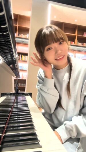 Lee Jin-ah Instagram - #이진아

이진아 정규 3집 [도시의 속마음] 
Lee Jin Ah 3rd Full Album [Hearts of the City]

이진아 '도시의 건물' 챌린지에 함께해 주세요! 🎹

🌃 챌린지 참여 안내

[기간]
23. 09. 22. (금) ~ 23. 10. 13. (금)

[참여 방법]
'도시의 건물'의 피아노 솔로 파트 (1:57~2:18)를
여러분의 악기 연주와 목소리 등으로 자유롭게 채워주세요😆
Please Let me hear your playing😆

☑️인스타그램: 본 게시물 영상의 우상단 '점 세개 표시'를 탭하고 '리믹스' 선택 후, 화면 분할 모드로 영상 업로드
☑️틱톡 : 이진아 틱톡 계정(jinahleeplaying)에 올라온 영상 탭, '듀엣' 선택 후 화면 분할 모드로 영상 업로드

[유의 사항]
- 필수 해시태그: #도시의건물챌린지 #SkylineChallenge
- 챌린지에 참여해주신 영상은 챌린지 기간 종료 후, 콘텐츠 제작에 활용되어 업로드 될 예정입니다. 

#LeeJinAh
#도시의속마음 #HeartsoftheCity
#도시의건물챌린지 #SkylineChallenge