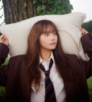 Lee Jin-ah Instagram - 짜자잔!!💕💕💕💕💕🥲🥲
드디어 앨범이 나왔어요🩵

앨범을 완성 하기까지
함께 해준 분들 한명 한명 생각이 나는데요

항상 음악에 대해 진지하게 몰두하고 맑은 마음을 가지고 있는 광현이 @an.gwang.hyeon 
그리고 꽤 많은 작업을 같이 함께 한 사이먼 @simonpetren 
확실한 발매 일정 없이 단순히 재밌어서 만나 만들었던 Mystery Village 우리가 이번에도 또 해냈다 ! 
만날때마다 업텐션! 신나는 에너지를 선물해주는 존경하는 동생 문치 ! @moongch 
괜히 만나서 밥 먹고싶고 이야기 나누고 싶은 사랑스러운 편곡,연주 성준오빠 @greenct100 영호오빠  @young_ho_yang 그리고 정말 멋진 콘트라 연주해서 귀호강 시켜준 창민오빠 @changmin.jun 
옆방에서 맨날 멋진 연습하고 있는 성태오빠의 @sungtae_jp 애정 가득한  편곡 
베이쓰 8개는 넘게 골라서 신중하게 녹음해준 종우오빠 @pj_no_treble , 시크해 보여도 나름 나를 좋아하는 주영이 @dr_juyoung 의 멋진 연주 
 공연 보고 한번 꼭 같이 해보고 싶었던  드러머 주찬선배님 @imjoochan 
들을때마다 놀라는 기타연주를 하는 성일이 그리고 넘 든든하고 멋진 연주해준 민석이 @msgonyourside 
가사 함께 만들어준 천사 제하 @i_am_jeha_ 와 만나면 기분좋은 민수 @ineed_water 와 연수 @whabi_saabi 빛나는 코러스까지 함께 만들어준 들레 @deulrejang 
피처링 까지 해준 넘 귀엽고 똑똑한 내친구 성은이 @interstellajang ,아름다운 마음을 가진 새라 @sarahkangmusic 그리고 넘 멋진 연주해주신 진호 @jinho_hong 님 그리고 
저의 작고 소중한 노래 함께 해주신 효리 @lee_hyolee ,상순 선배님 @sangsoonsangsoon 
성진오빠 스트링도 넘 고맙구 :) @jazzsungjin 
스트링 녹음해주신 김상은,백나영,정윤정,최창원, 주지현 님 
수고 많으셨습니다 너무너무 고마워요

10곡이나 믹스를 해준 승남이 오빠와 @zseungnam 밝은 에너지로 맨날 힘주는 소윤이 @sssssssoyun_ 청무님 @midknight688 과 마스터의 권남우 엔지니어님 @kwonnamwoo ㅜㅜ감사합니다 

이쁜 사진 찍어준 리애언니와 @rie_rabbit 멋진 뮤비 만들어주신 상덕 감독님 
세심하게 디자인 해준 은지
우리 안테나 가족분들도 모두모두 한분도 빠짐없이 감사합니다 :)
희열대표님과 고생해준 다혜언니 @evelynfornobody 영서  @two_another_ 수연 , 기원 팀장님 과 열심히 달려준 이뿐 혜원이 매니저 은지 고마워요!  또 안보이는 곳에서 도와주신 모든 분들 감사합니다🤍

기다려주신 팬 여러분 정말 감사드려요🤍사랑합니다💕