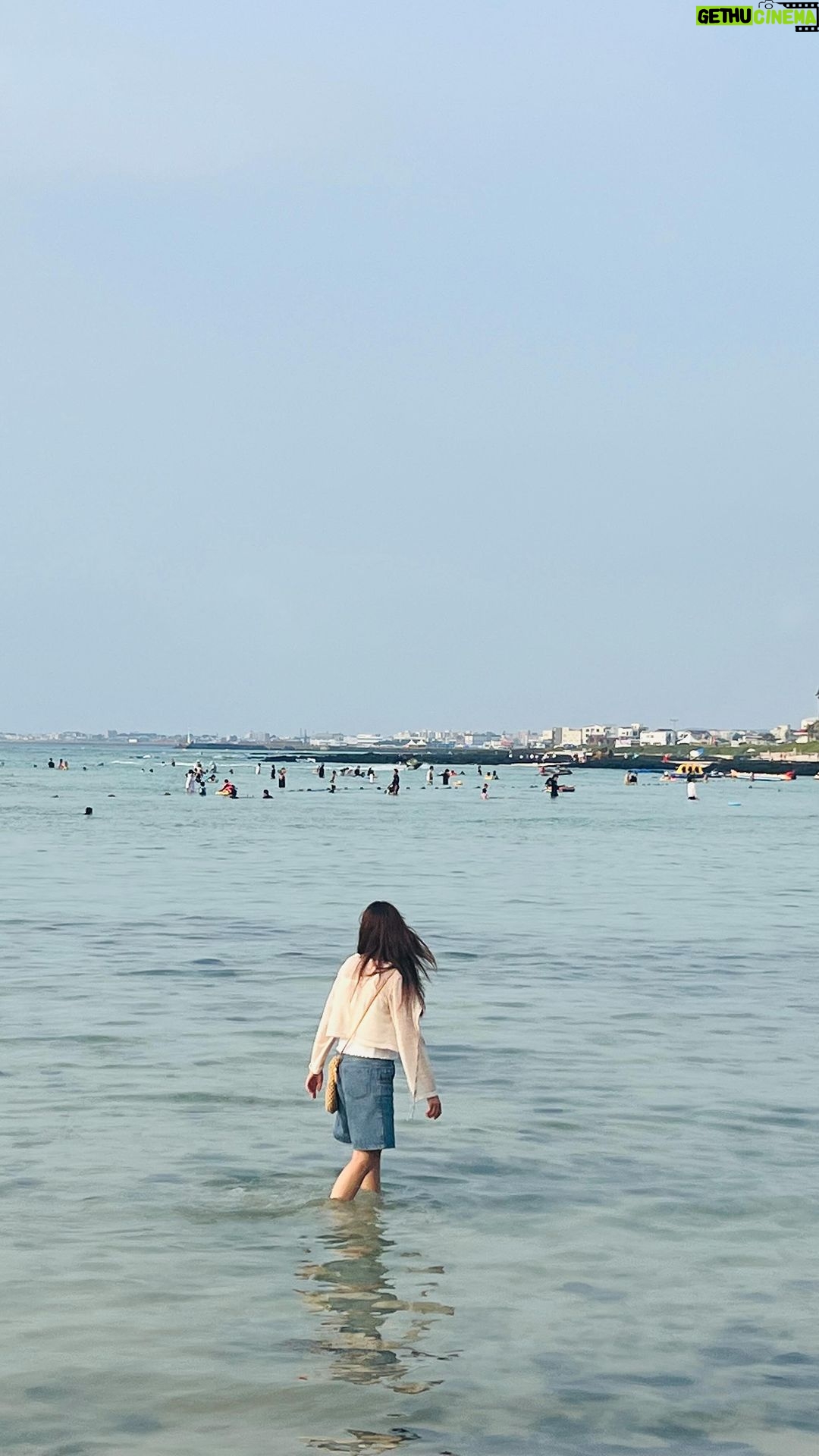 Lee Jin-ah Instagram - 제주도 온 김에 물에 발만 담가 보기 ..✨녹음을 하며 바다를 보다니 ,소중한 기억으로 남을 어제와 오늘🐠🐟🎀