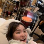 Lee Jin-ah Instagram - 요즘 사진첩엔 이런것들이 있당. . . 🤓 1.빨리 집에 가자 부탁하는 중 2.예전에 만든 수저받침을 잘 안쓰다가 오늘은 한번 써봐야지 하고 쓴날 기념으로 찍었다! 3.낡은 성경책을 10년 넘게만에 리폼 해보았다 4.밥 먹을때마다 항상 먼저 와서 음식 원하는 밤이 5.집에 있는 인형은 모조리 밤이의것이 되어버렸다 6.조아 조아 산책 조아