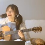 Lee Jin-ah Instagram - 봄이오니까 기분이 좋아서 오랜만에 기타를 꺼내 보았다 🎵정말 오랜만 이었다 🌷꽃들도 피고 날씨도 좋고 기분이 참 좋다🌛🐰가끔 기타도 좀 더 연습해서 올려 봐야겠다 📷🧸@kimcheonga