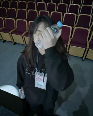 Lee Jin-ah Instagram - 도시의 속마음 : 매일 공사중인 건물같은 나의 음악들을 들려주는것은 매번 참 쑥스럽고 용기가 필요해 . . 아직도 난 모니터를 하지 못했지만 .. 하루 하루 점점 나아지는 사람이 바라며 , 이제 또 새로운 걸음을 걸어보자 ⭐️ 
감사한 마음은 너무 가득하다 , 
한명 한명 너무 고마운데 제대로 인사하지 못한것 같기도 하고 , 차근차근 고마운 마음들을 갚으며 살아야지 🤍