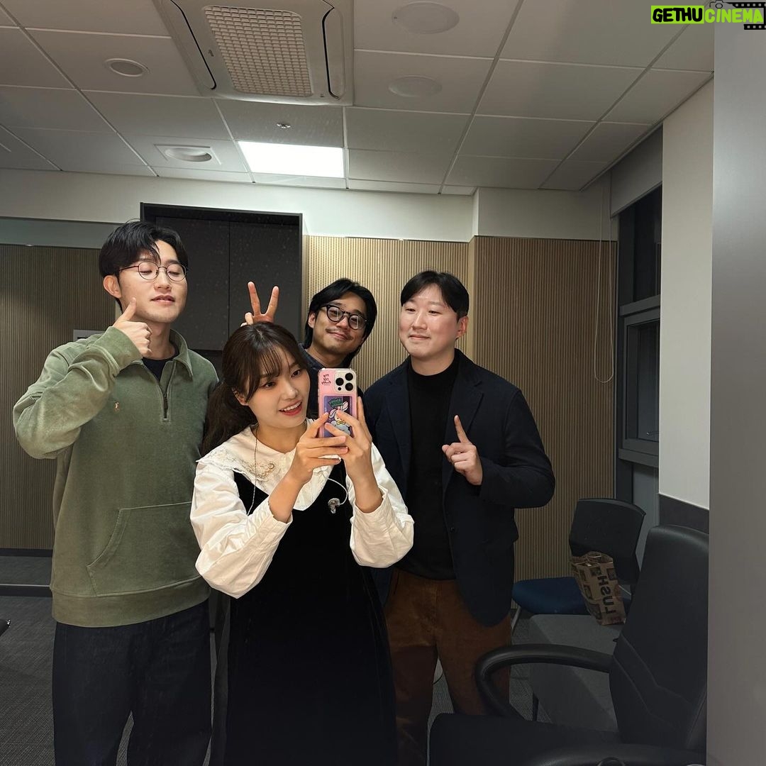 Lee Jin-ah Instagram - 어제 잘 들어가셨나요? 이틀동안 정말 좋은 공연 만들어 주셔서 감사합니다 🎄 따뜻한 기억으로 남을것 같아요...! 친구들 한명 한명 함께 준비할때의 시간들도 참 소중하고 즐거웠고 ,피아노와 노래로만 노래 할수 있어서 참 좋았어요 항상 공연 전까지는 이런 저런 두려움들이 있지만 막상 하게 되면 재밌고 행복한게 또 공연인것 같아요 행복한 연말 보내시구 또 만나요 🤍