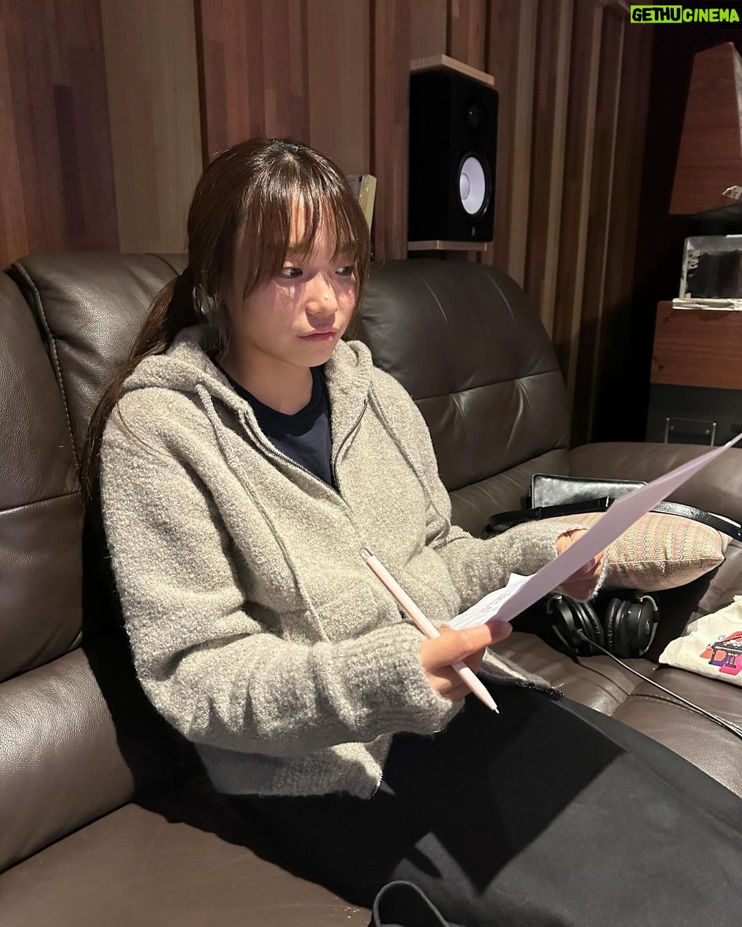Lee Jin-ah Instagram - D-2 몇년전 만들어 은이숙이 언니에게 선물로 드렸던 크리스마스노래가 올해 겨울 드디어 나오게 되었어요 🧑🎄🤶🧑🎄🎄조금 있으면 나오는데 기다려줄수 있어요? 🧸 @vivotv @saru337 @4000man_ The Christmas song that I made a few years ago and gave as a gift to my favorite sisters is finally coming out this winter. It‘s coming out in 2 days. Please wait🤍