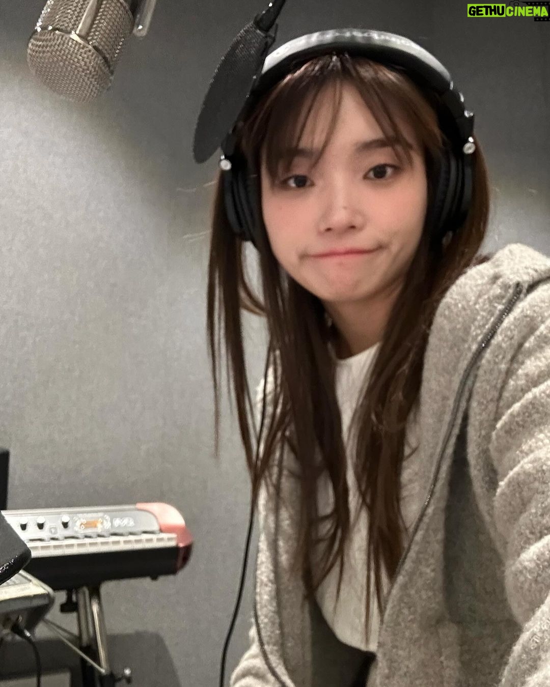 Lee Jin-ah Instagram - D-2 몇년전 만들어 은이숙이 언니에게 선물로 드렸던 크리스마스노래가 올해 겨울 드디어 나오게 되었어요 🧑🎄🤶🧑🎄🎄조금 있으면 나오는데 기다려줄수 있어요? 🧸 @vivotv @saru337 @4000man_ The Christmas song that I made a few years ago and gave as a gift to my favorite sisters is finally coming out this winter. It‘s coming out in 2 days. Please wait🤍