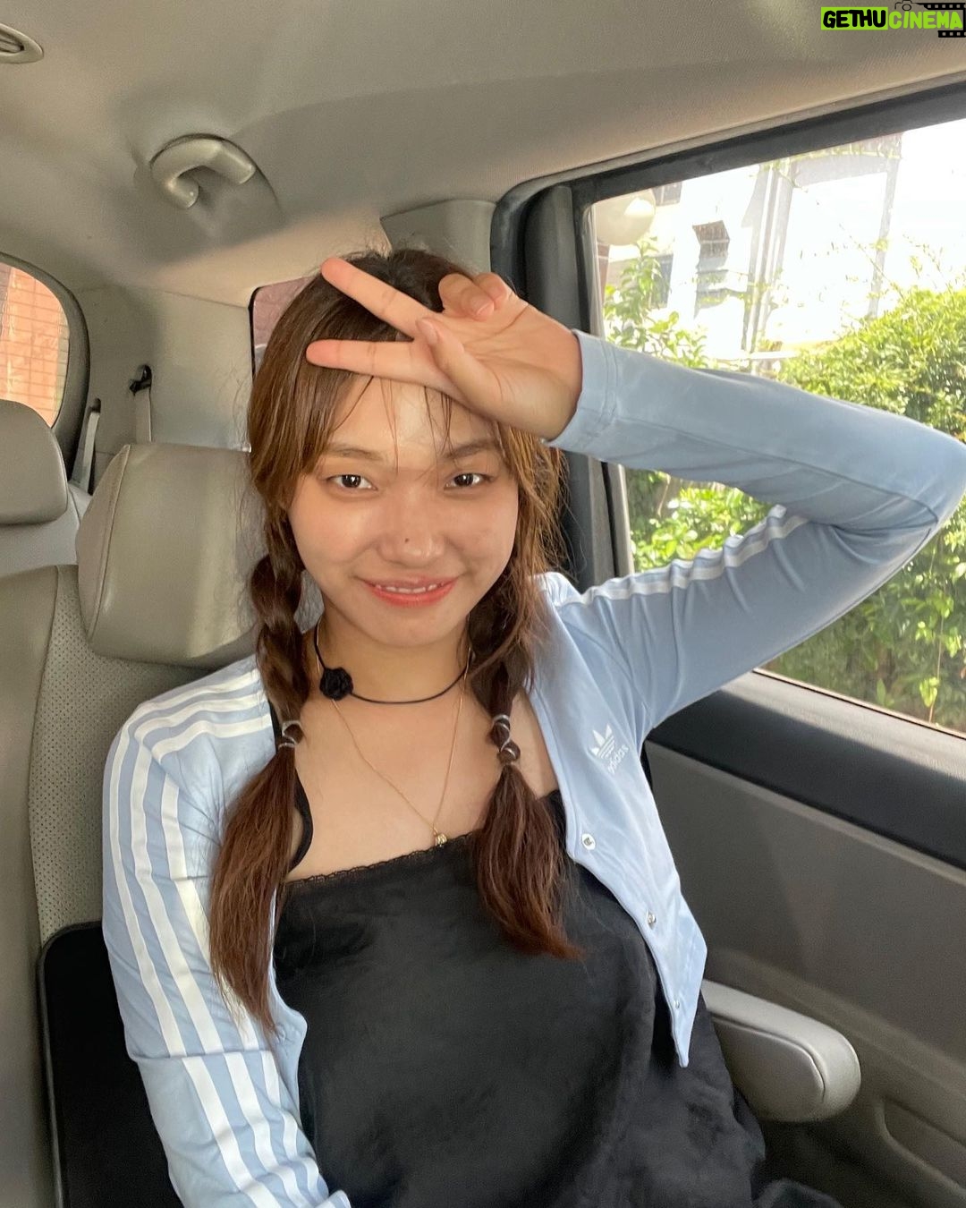 Lee Jin-ah Instagram - 뮤비날 찍은 사진들도 아직 이렇게 여기 있었는데🥹🥹🥲