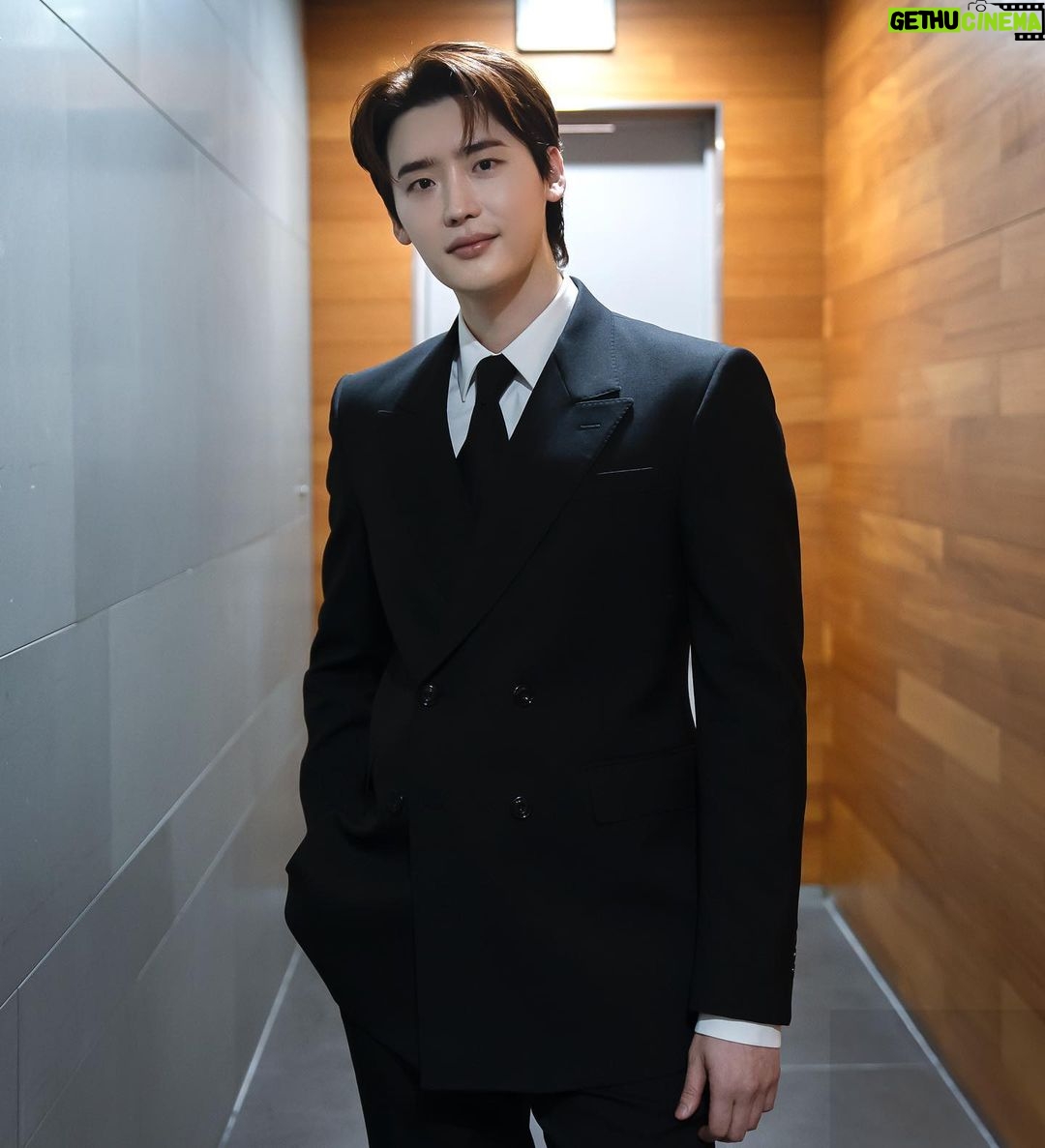 Lee Jong-suk Instagram - 올해도 고생 많았어요🙂 새해 복 많이 받으세요❤️