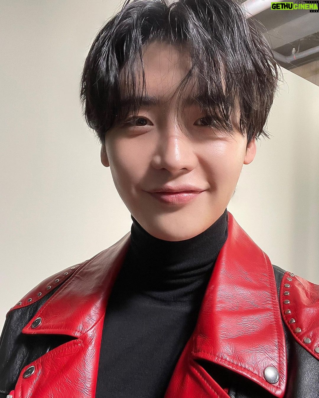 Lee Jong-suk - 4.1 Million Likes - 감사합니다🥰