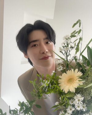 Lee Jong-suk Instagram - 감사합니다🥰
