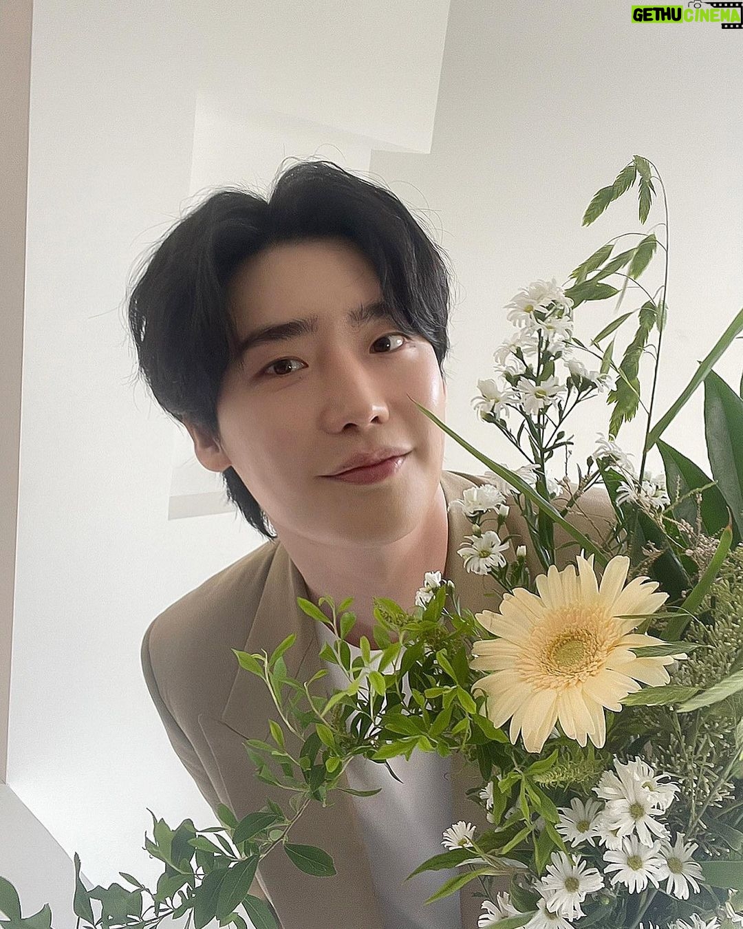 Lee Jong-suk - 4.1 Million Likes - 감사합니다🥰