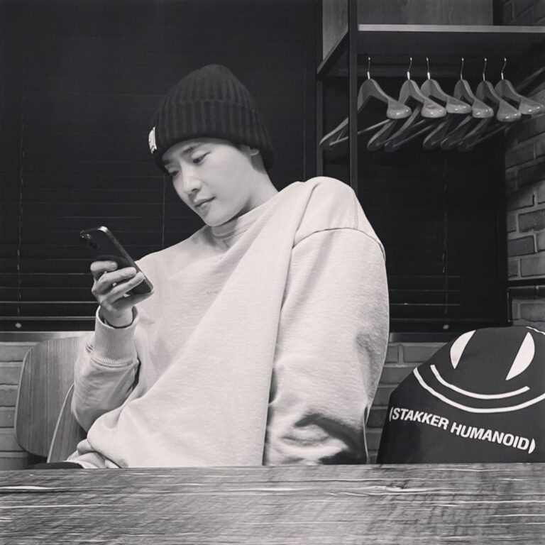 Lee Jong-suk Instagram -