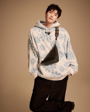 Lee Jong-suk Instagram - @Prada #PradaFW22 #PradaTriangle

미우치아 프라다와 라프시먼스가 함께하는 프라다 FW22 여성복 컬렉션, 2022년 2월24일 오후10시 프라다 닷컴을 통해 함께 보실 수 있습니다 .