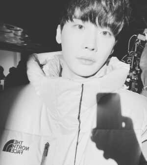 Lee Jong-suk Instagram - 나는 전혀 행복하다
#미결수에디션