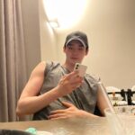 Lee Jong-suk Instagram - 정말 덥군😰