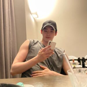 Lee Jong-suk Instagram - 정말 덥군😰