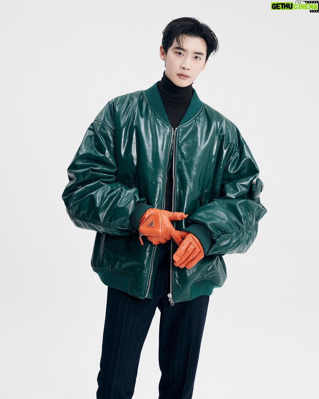 Lee Jong-suk - 2.9 Million Likes - @Prada #PradaSS22 #ad
이번 프라다 컬렉션은 바다 해양 생물 보존을 위한 기부가 함께 진행되다고 합니다. 메드씨(MEDSEA) 재단을 후원하는 뜻깊은 프라다의 SS22 남성 패션쇼를 여러분도 함께 감상해보시기 바랍니다.