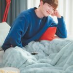 Lee Jong-suk Instagram - 사랑하는 우리 팬들🙂 차은호를 사랑해주셔서, 응원해주셔서 감사합니다. 배우로서 여러분을 만난 지 벌써 10년 정도가 된 것 같아요. 저도 제가 없는 낯섦의 시간에 아직 적응하는 중이지만, 여러분에게 마지막 인사를 제대로 전하지 못한 게 딱 하나 걸려서 이렇게 조금 늦은 인사를 남겨요. 특별하지 않아서 특별한 것이 세상에 참 많다고 하는데 그 중에 하나가 저인 것 같아요. 여러분 덕분에 특별해지는 저라서.. 이 드라마가 여러분에게 뭔가 선물이었으면 했어요. 그래서 연기를 어떻게 해야 할까 좀 더 고민하게 되고, 최대한 많은 모습 보여주고 싶어서 헤어, 의상도 다양하게 시도해 보기도 했는데 어땠나요? 저는 지나고 보니 더 잘해내지 못한 것 같아 조금 아쉽기도 하네요. 그런데 분명한 건, 차은호를 만나면서 연기를 함에 있어 조금 더 힘을 빼는 법을 배웠고, 제가 가진 것들을 온전히 꺼내놓는 방법을 이제서야 알게 된 것 같아요. 단순히 잘하고 싶다는 갈망 때문에 어느 순간 어렵고 무거워져서 스스로에게 계속 실망만 하던 시간들이 있었어요. 헌데 이 드라마를 통해 캐릭터에 보다 부드럽게 녹아드는 방법을 깨닫게 됐어요. 그동안 알고 있던 건데도 많은 것들이 달리 보이고 느껴지며 한 걸음은 더 어른이 된 거 같아요. 제가 오히려 너무 커다란 선물을 받은 것 같아서 감사하다는 말로 다 표현이 안돼요. 많이 보고 싶고, 점점 더 그리워지겠지만 조금 늦은 걸음으로 여러분에게 돌아갈게요. 작가님이 쓰신 꼬리말처럼.. 힘든 날 떠오르는 이름이 될게요. 여러분 마음 안에서 뿌리를 박고 가지를 뻗어 다정히 잎을 피워서 도려낼 수 없는 나무 같은 사람. 건강하게 잘 지내길 바라요. 늘 사랑합니다.