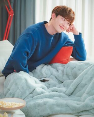 Lee Jong-suk Instagram - 사랑하는 우리 팬들🙂 
차은호를 사랑해주셔서, 응원해주셔서 감사합니다.
배우로서 여러분을 만난 지 벌써 10년 정도가 된 것 같아요. 저도 제가 없는 낯섦의 시간에 아직 적응하는 중이지만, 여러분에게 마지막 인사를 제대로 전하지 못한 게 딱 하나 걸려서 이렇게 조금 늦은 인사를 남겨요.

특별하지 않아서 특별한 것이 세상에 참 많다고 하는데 그 중에 하나가 저인 것 같아요. 여러분 덕분에 특별해지는 저라서.. 이 드라마가 여러분에게 뭔가 선물이었으면 했어요. 그래서 연기를 어떻게 해야 할까 좀 더 고민하게 되고, 최대한 많은 모습 보여주고 싶어서 헤어, 의상도 다양하게 시도해 보기도 했는데 어땠나요? 저는 지나고 보니 더 잘해내지 못한 것 같아 조금 아쉽기도 하네요.

그런데 분명한 건, 차은호를 만나면서 연기를 함에 있어 조금 더 힘을 빼는 법을 배웠고, 제가 가진 것들을 온전히 꺼내놓는 방법을 이제서야 알게 된 것 같아요. 단순히 잘하고 싶다는 갈망 때문에 어느 순간 어렵고 무거워져서 스스로에게 계속 실망만 하던 시간들이 있었어요. 헌데 이 드라마를 통해 캐릭터에 보다 부드럽게 녹아드는 방법을 깨닫게 됐어요. 그동안 알고 있던 건데도 많은 것들이 달리 보이고 느껴지며 한 걸음은 더 어른이 된 거 같아요. 
제가 오히려 너무 커다란 선물을 받은 것 같아서 감사하다는 말로 다 표현이 안돼요. 많이 보고 싶고, 점점 더 그리워지겠지만 조금 늦은 걸음으로 여러분에게 돌아갈게요.

작가님이 쓰신 꼬리말처럼.. 힘든 날 떠오르는 이름이 될게요.
여러분 마음 안에서
뿌리를 박고 가지를 뻗어 다정히 잎을 피워서 도려낼 수 없는 나무 같은 사람.

건강하게 잘 지내길 바라요. 늘 사랑합니다.