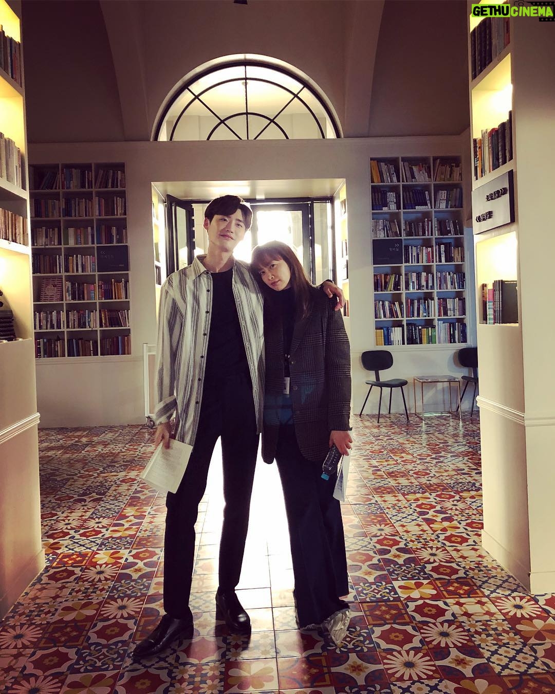 Lee Jong-suk - 3.1 Million Likes - #로맨스는별책부록
누나랑 사진 찍었다!!!!!