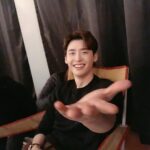 Lee Jong-suk Instagram - 이제 줘.. 내 핸드폰..