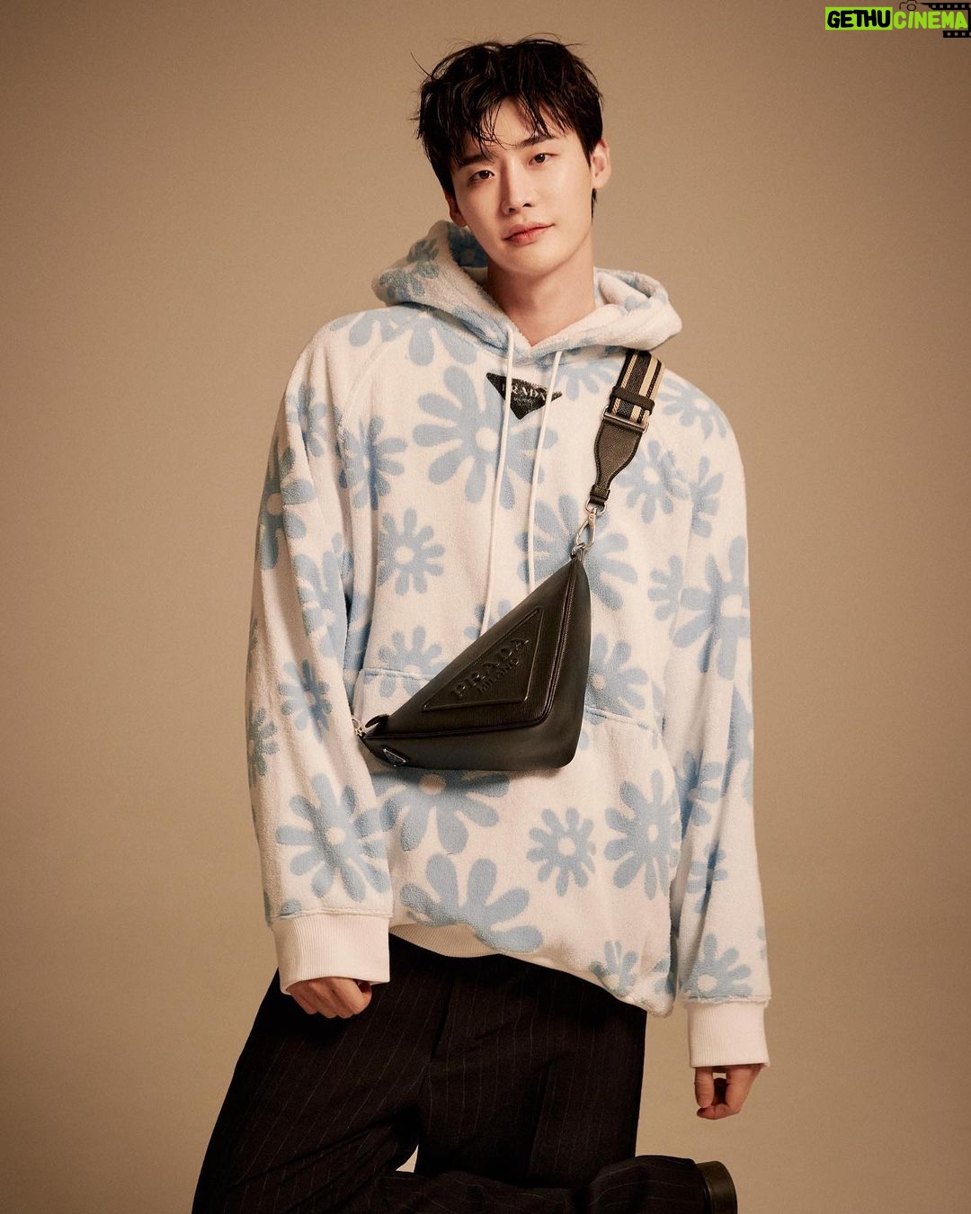 Lee Jong-suk - 3.7 Million Likes - @Prada #PradaFW22 #PradaTriangle
미우치아 프라다와 라프시먼스가 함께하는 프라다 FW22 여성복 컬렉션, 2022년 2월24일 오후10시 프라다 닷컴을 통해 함께 보실 수 있습니다 .