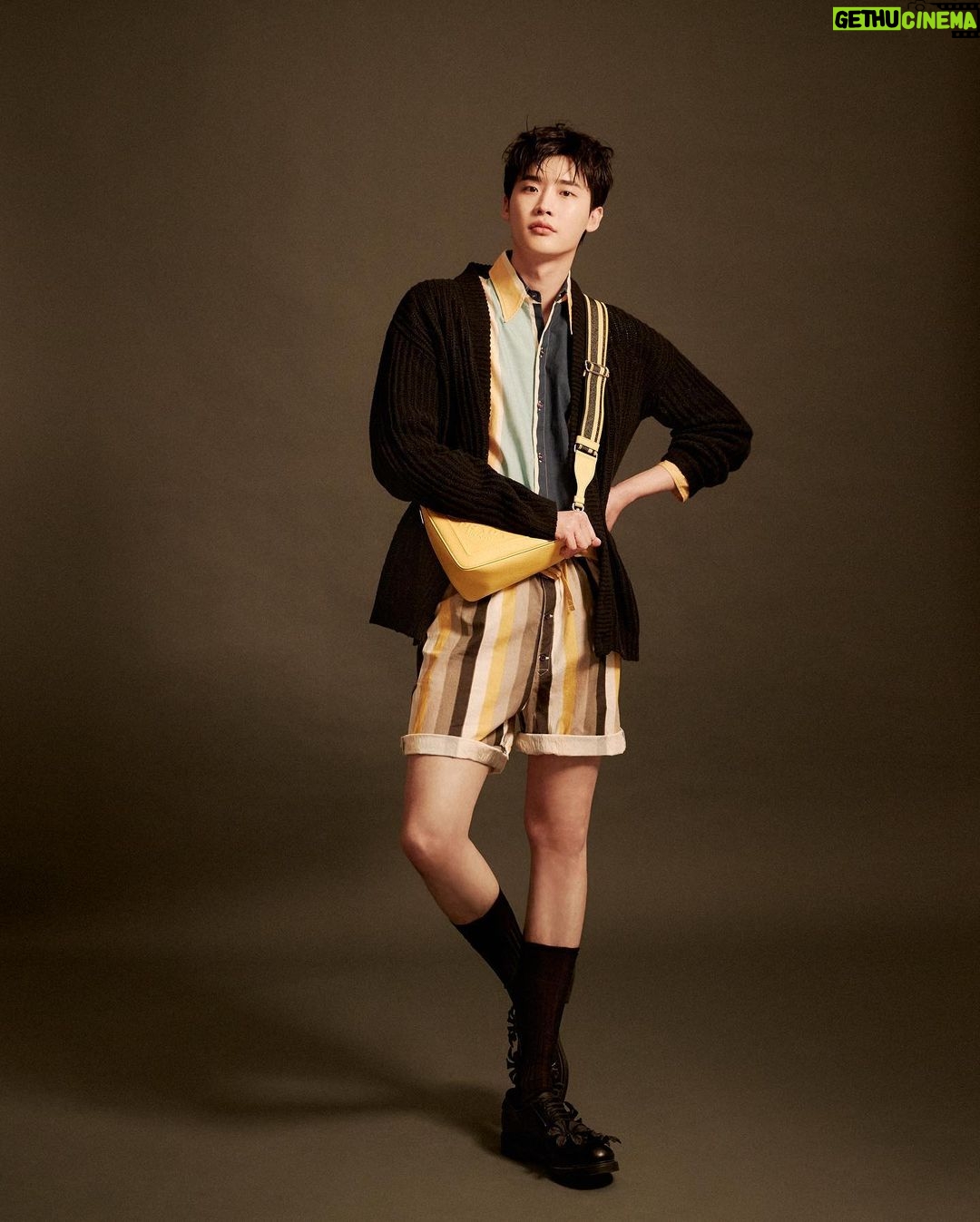 Lee Jong-suk - 3.7 Million Likes - @Prada #PradaFW22 #PradaTriangle
미우치아 프라다와 라프시먼스가 함께하는 프라다 FW22 여성복 컬렉션, 2022년 2월24일 오후10시 프라다 닷컴을 통해 함께 보실 수 있습니다 .
