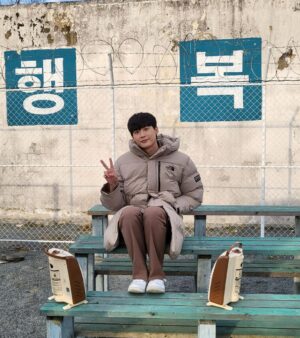Lee Jong-suk Instagram - 나는 전혀 행복하다
#미결수에디션