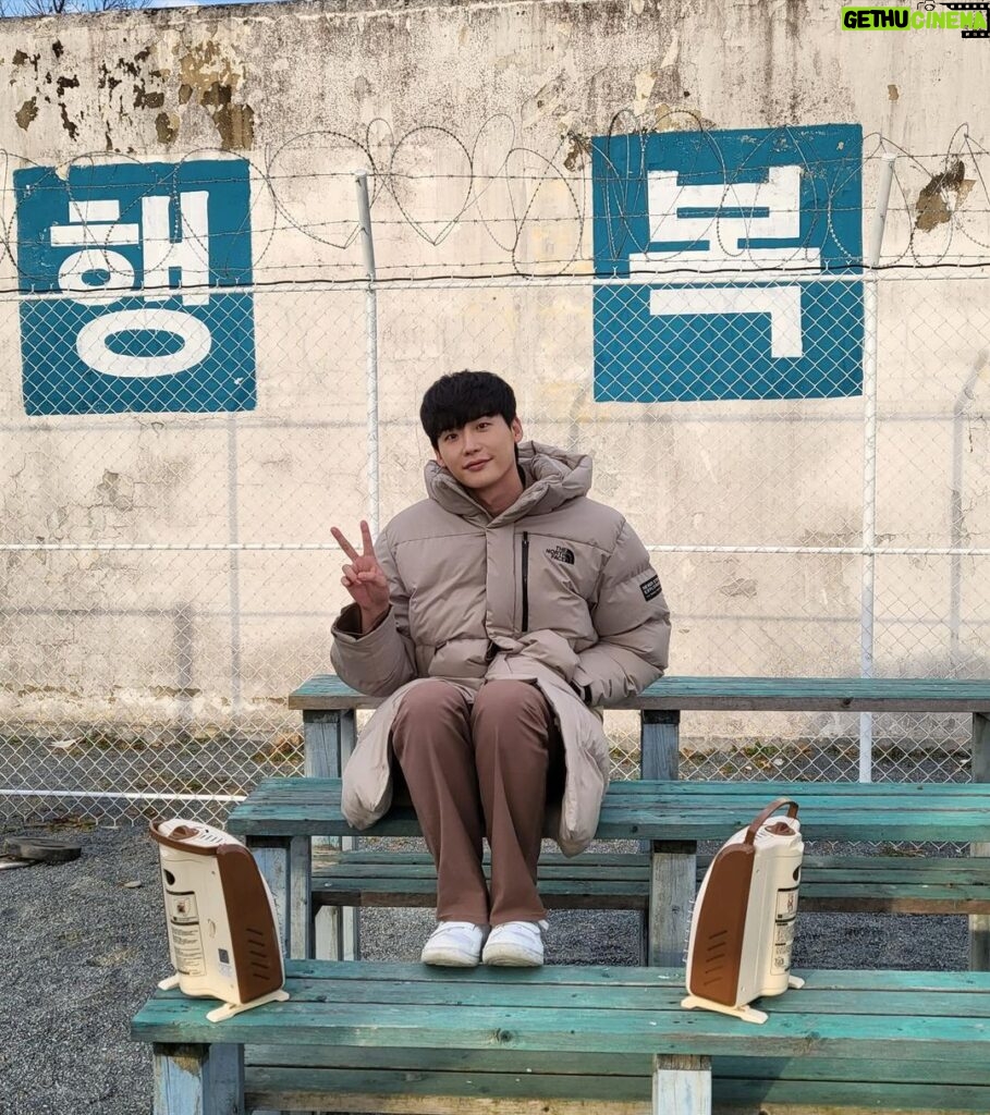 Lee Jong-suk Instagram - 나는 전혀 행복하다 #미결수에디션