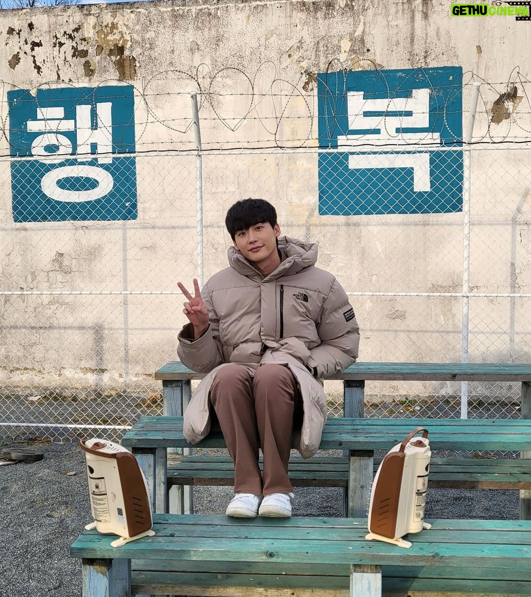 Lee Jong-suk - 3.3 Million Likes - 나는 전혀 행복하다
#미결수에디션