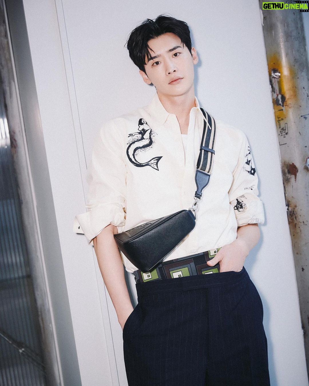 Lee Jong-suk - 3.1 Million Likes - @Prada
#PradaFW22 #PradaTriangle
-
미우치아 프라다와 라프시먼스가 함께하는 프라다 FW22 남성복 컬렉션, 2022년 1월16일 오후10시 프라다 닷컴을 통해 함께 보실 수 있습니다.