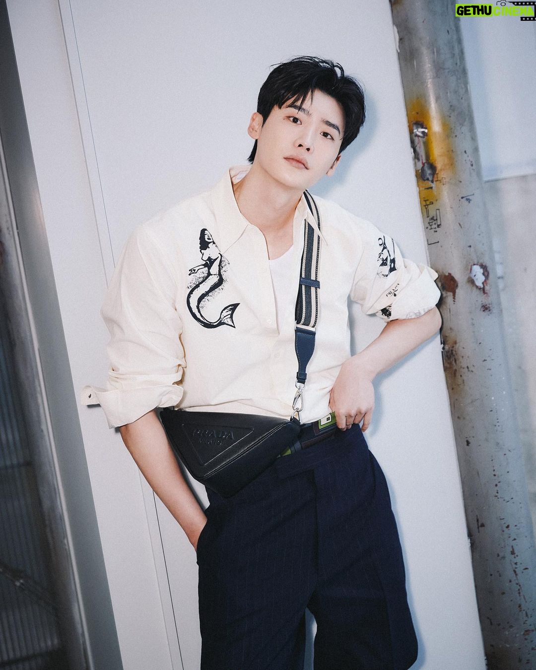 Lee Jong-suk - 3.1 Million Likes - @Prada
#PradaFW22 #PradaTriangle
-
미우치아 프라다와 라프시먼스가 함께하는 프라다 FW22 남성복 컬렉션, 2022년 1월16일 오후10시 프라다 닷컴을 통해 함께 보실 수 있습니다.