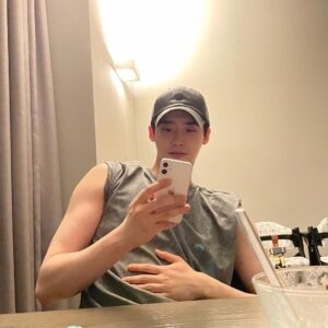 Lee Jong-suk Instagram - 정말 덥군😰