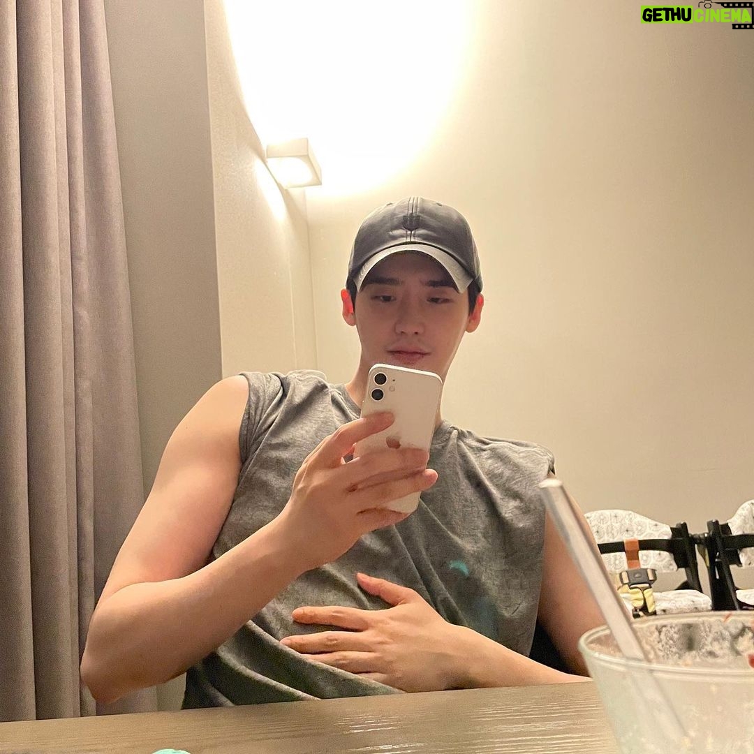 Lee Jong-suk - 4.2 Million Likes - 정말 덥군😰