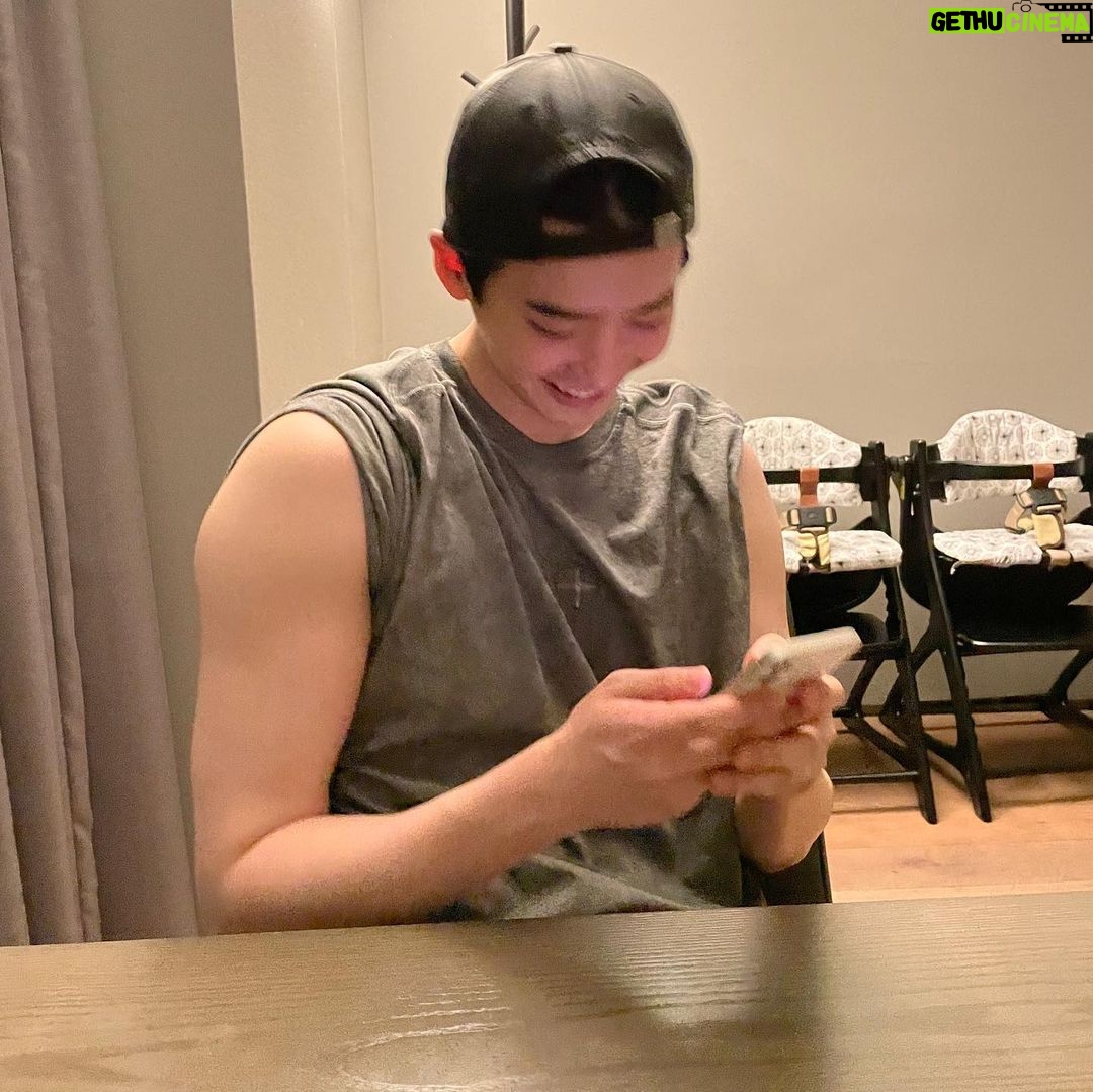 Lee Jong-suk - 4.2 Million Likes - 정말 덥군😰