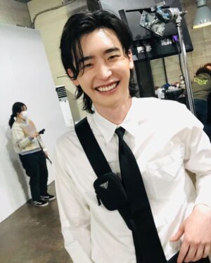 Lee Jong-suk Instagram - 😆