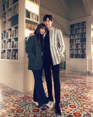 Lee Jong-suk Instagram - #로맨스는별책부록 
누나랑 사진 찍었다!!!!!