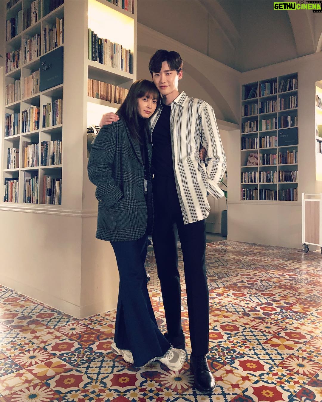 Lee Jong-suk - 3.1 Million Likes - #로맨스는별책부록
누나랑 사진 찍었다!!!!!