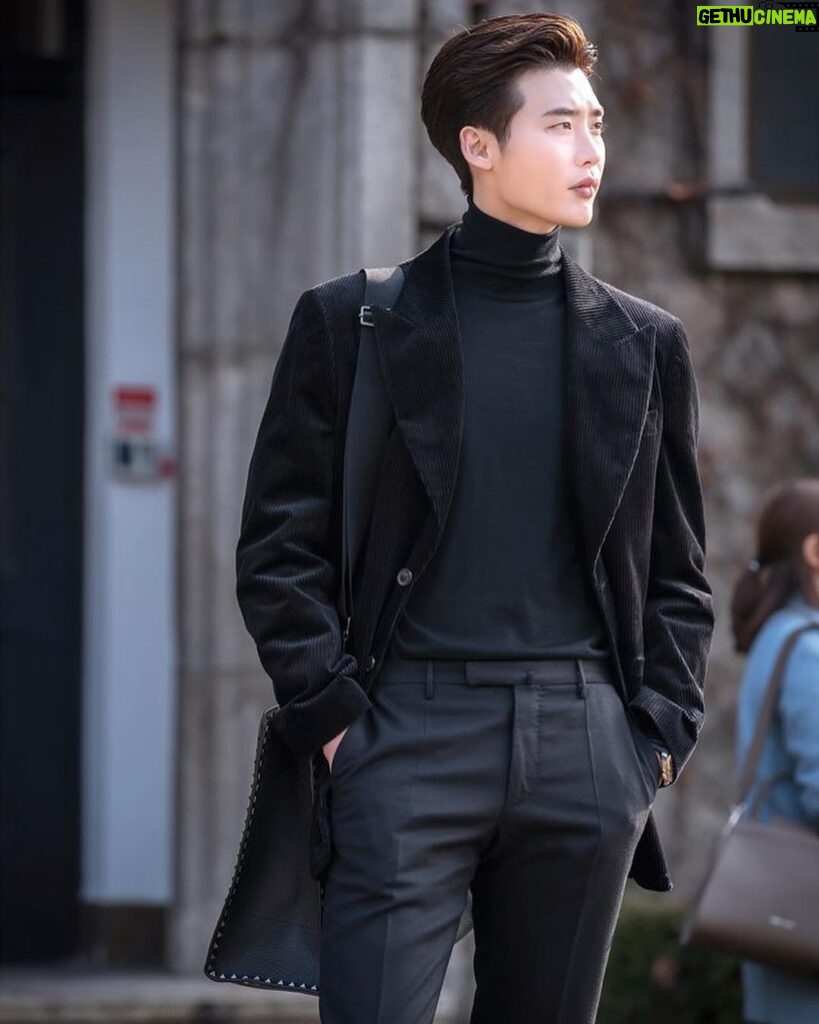 Lee Jong-suk Instagram - 오늘 첫방송 #로맨스는별책부록