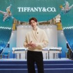Lee Jong-suk Instagram – 아 재밌었다😆
#TiffanyAndCo #티파니앤코#TiffanyHouseofICONs #티파니하우스오브아이콘 #AD
홀리데이를 맞아 브랜드의 헤리티지 컬렉션인 ‘바위 위에 앉은 새’에서 영감을 받은 모던한 컨셉의 티파니 하우스 오브 아이콘(Tiffany House of ICONs) 팝업스토어가 오픈했습니다.
1 월 31 일까지 에비뉴엘 잠실점 지하 1 층 더 크라운에서 티파니를 상징하는 다이아몬드의 아름다움과 아이코닉한 컬렉션을 만나보세요🫶